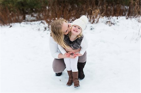 simsearch:649-07437491,k - Mother and daughter in snow-covered park, Oshawa, Canada Photographie de stock - Premium Libres de Droits, Code: 614-08946592
