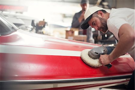 pulir - Man polishing boat in repair workshop Foto de stock - Sin royalties Premium, Código: 614-08946640