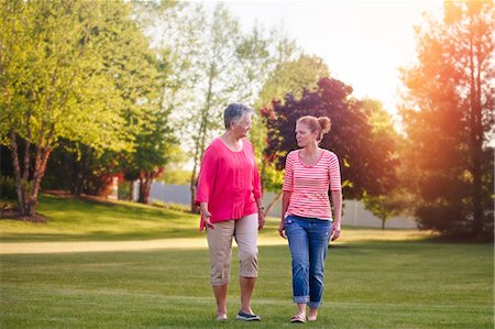 simsearch:614-08946674,k - Mother and adult daughter walking in rural setting, at sunset Foto de stock - Sin royalties Premium, Código: 614-08946673