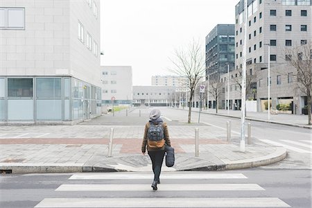 simsearch:614-08946703,k - Rear view of female backpacker walking over city pedestrian crossing Photographie de stock - Premium Libres de Droits, Code: 614-08946704