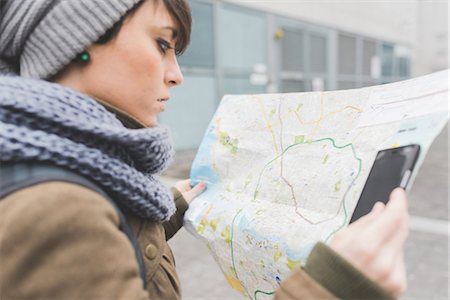 simsearch:649-08951156,k - Female backpacker with smartphone looking at map in city Photographie de stock - Premium Libres de Droits, Code: 614-08946705