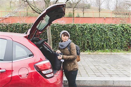 simsearch:614-08946703,k - Female backpacker removing sleeping bag from car boot in city Photographie de stock - Premium Libres de Droits, Code: 614-08946703