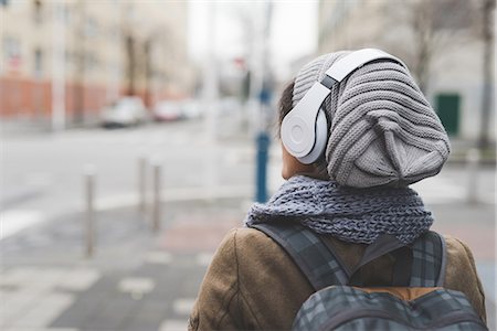 Rear view of female backpacker listening to headphones in empty city Photographie de stock - Premium Libres de Droits, Code: 614-08946716