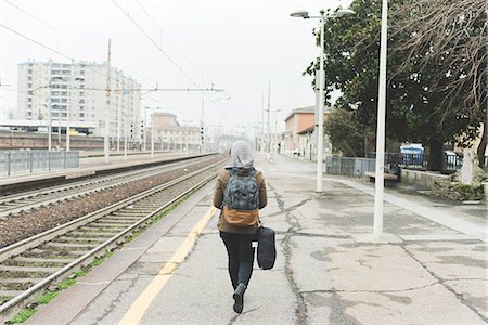 simsearch:614-08946703,k - Rear view of female backpacker on railway platform Photographie de stock - Premium Libres de Droits, Code: 614-08946727