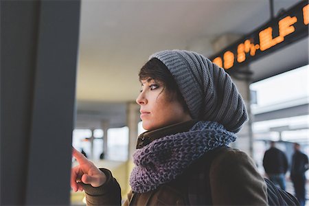 simsearch:614-08946703,k - Woman in knit hat using touchscreen on railway ticket machine Photographie de stock - Premium Libres de Droits, Code: 614-08946730