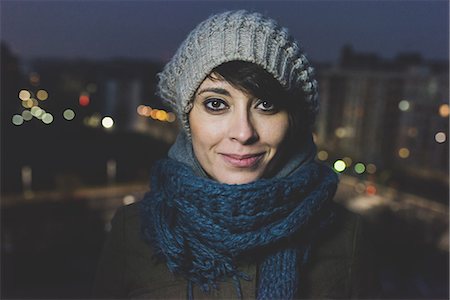 simsearch:614-08946703,k - Portrait of woman wearing knit hat in city at night Photographie de stock - Premium Libres de Droits, Code: 614-08946744