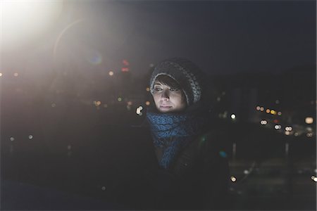 simsearch:614-08946703,k - Woman wearing knit hat staring in city at night Photographie de stock - Premium Libres de Droits, Code: 614-08946824