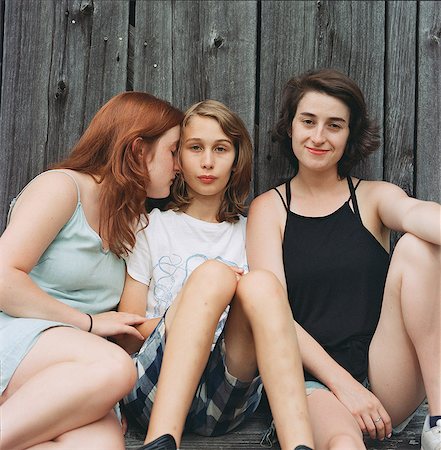 simsearch:649-06844739,k - Portrait of teenage boy sitting with two young women, outdoors Photographie de stock - Premium Libres de Droits, Code: 614-08984065