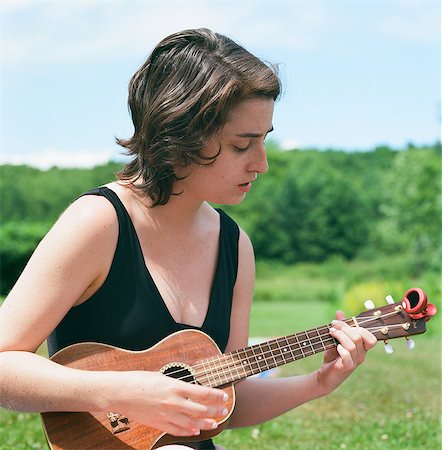 simsearch:614-00658816,k - Young woman, outdoors, playing ukulele Photographie de stock - Premium Libres de Droits, Code: 614-08984066