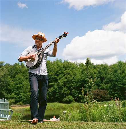 Mature man, outdoors, playing banjo Foto de stock - Sin royalties Premium, Código: 614-08984068