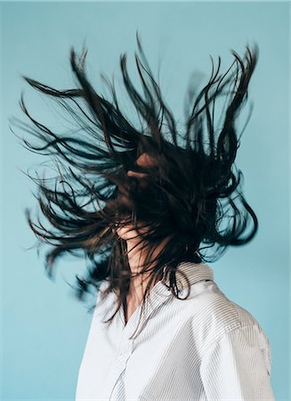 Young woman with long hair, tossing head back Fotografie stock - Premium Royalty-Free, Codice: 614-08984140