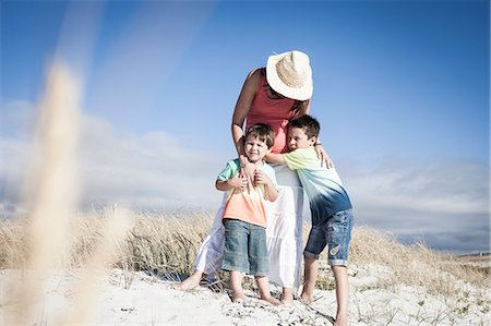 simsearch:6119-07845671,k - Mother and sons on beach, Cape Town, South Africa Fotografie stock - Premium Royalty-Free, Codice: 614-08984155