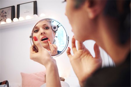 simsearch:649-07065003,k - Mirror image of woman applying lipstick Stock Photo - Premium Royalty-Free, Code: 614-08989895