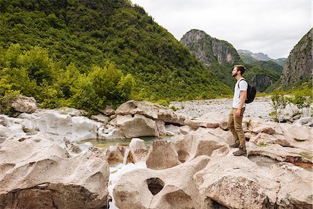 simsearch:649-09209430,k - Man standing on rocks looking away, Accursed mountains, Theth, Shkoder, Albania, Europe Foto de stock - Sin royalties Premium, Código: 614-08989936