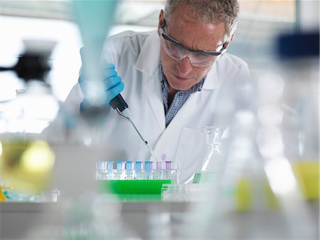 simsearch:649-08577155,k - Scientist pipetting samples into eppendorf tubes for testing during an experiment in the laboratory Stock Photo - Premium Royalty-Free, Code: 614-08989974