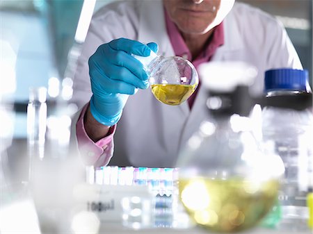 Scientist experimenting with a chemical formula in the laboratory Stock Photo - Premium Royalty-Free, Code: 614-08989982