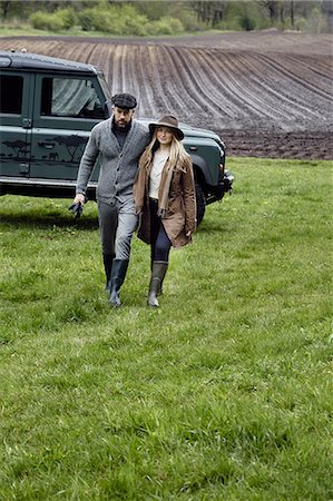 photos women wearing rubber boots - Country couple in outdoor clothes walking up field Foto de stock - Sin royalties Premium, Código: 614-08982678