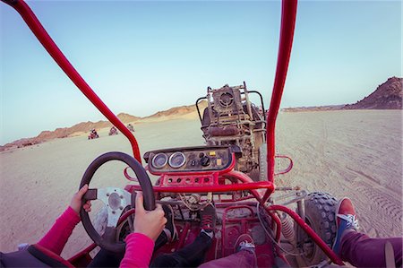 simsearch:614-06974581,k - Personal perspective view of two people driving beach buggy in desert, Hurghada, Al Bahr al Ahmar, Egypt Foto de stock - Sin royalties Premium, Código: 614-08982752