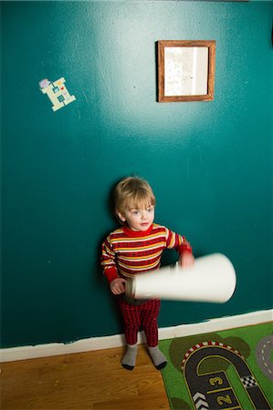 sich herumwälzen - Cute male toddler rolling paper in playroom Stockbilder - Premium RF Lizenzfrei, Bildnummer: 614-08982893