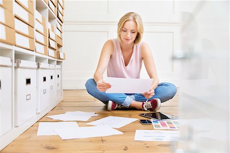 simsearch:614-08982962,k - Female designer sitting on floor creating mood board in creative studio Photographie de stock - Premium Libres de Droits, Code: 614-08982977