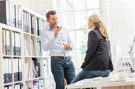 Male designer explaining idea to female colleague in creative studio meeting Photographie de stock - Premium Libres de Droits, Code: 614-08982992