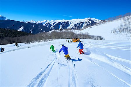 simsearch:649-07118767,k - Rear view of men skiing down snow covered ski slope, Aspen, Colorado, USA Photographie de stock - Premium Libres de Droits, Code: 614-08983411