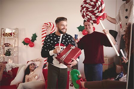 simsearch:614-08983460,k - Young man singing with pretend microphone at christmas party Foto de stock - Royalty Free Premium, Número: 614-08983445