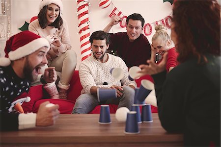 simsearch:614-08983460,k - Young adult friends throwing ball at paper cups at christmas party Foto de stock - Royalty Free Premium, Número: 614-08983448