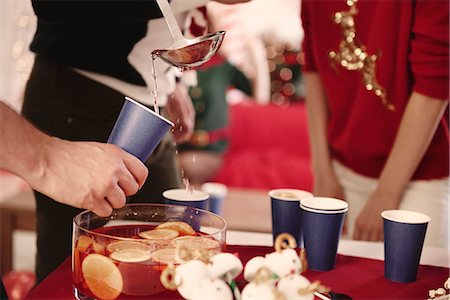 simsearch:614-08983460,k - Cropped shot of young man serving punch to friends at christmas party Foto de stock - Royalty Free Premium, Número: 614-08983452