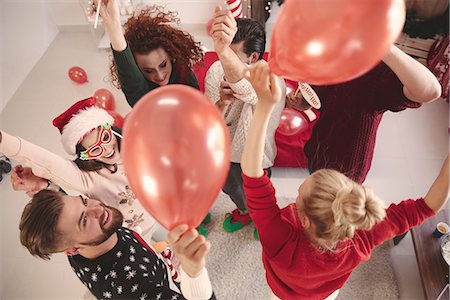 simsearch:614-08983460,k - Overhead view of young adult friends dancing with balloons at christmas party Foto de stock - Royalty Free Premium, Número: 614-08983469