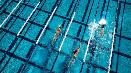 simsearch:614-08983538,k - Overhead view of swimmers in pool Foto de stock - Sin royalties Premium, Código: 614-08983476