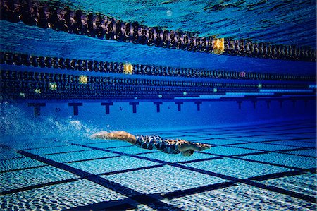 simsearch:614-08983512,k - Swimmer underwater in pool Stockbilder - Premium RF Lizenzfrei, Bildnummer: 614-08983477