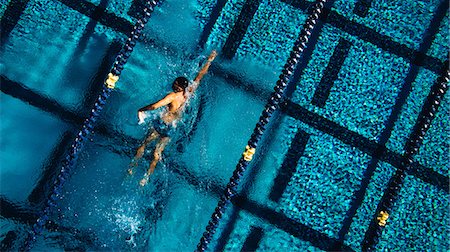 simsearch:614-08983538,k - Overhead view of swimmer in pool Foto de stock - Sin royalties Premium, Código: 614-08983478