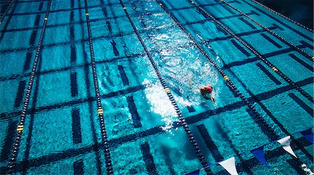 simsearch:614-08983512,k - Overhead view of swimmers in pool Stockbilder - Premium RF Lizenzfrei, Bildnummer: 614-08983482