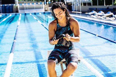 final - Swimmer sitting at end of pool Foto de stock - Sin royalties Premium, Código: 614-08983497