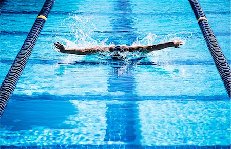 simsearch:614-08983512,k - Swimmers doing butterfly stroke in lane Stockbilder - Premium RF Lizenzfrei, Bildnummer: 614-08983512