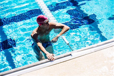 simsearch:614-08983512,k - Swimmer in water at end of pool Stockbilder - Premium RF Lizenzfrei, Bildnummer: 614-08983513