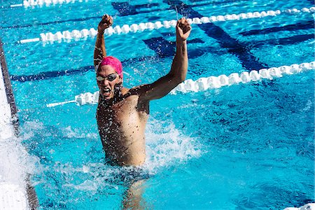 simsearch:614-08983538,k - Swimmer in water in pool gesturing triumph Foto de stock - Sin royalties Premium, Código: 614-08983525