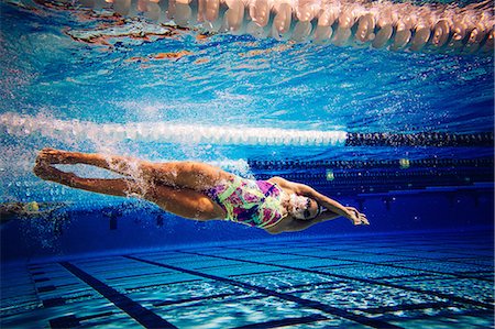 simsearch:614-08983538,k - Swimmer underwater in pool Foto de stock - Sin royalties Premium, Código: 614-08983534