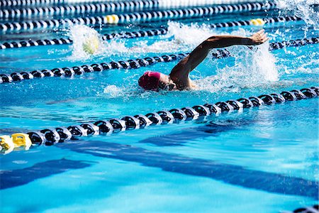 simsearch:614-08983512,k - Swimmer doing freestyle in lane Stockbilder - Premium RF Lizenzfrei, Bildnummer: 614-08983536