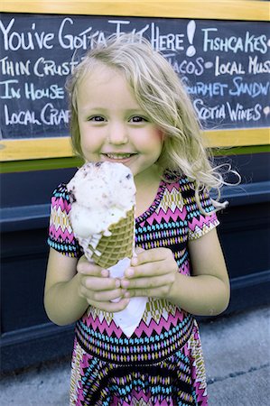 Portrait of cute blond haired girl holding large ice cream cone Photographie de stock - Premium Libres de Droits, Code: 614-08983574