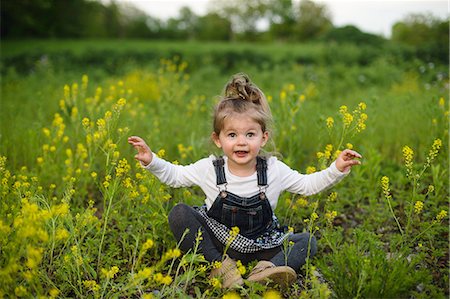 Portrait of girl cross legged in wildflower meadow Fotografie stock - Premium Royalty-Free, Codice: 614-08983592