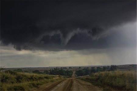 Rotating funnel cloud over rural road, McLean, Texas, United States, North America Foto de stock - Sin royalties Premium, Código: 614-08983674