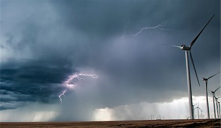 Lightning in clouds by wind farm in rural area, Limon, Colorado, United States, North America Foto de stock - Sin royalties Premium, Código: 614-08983672