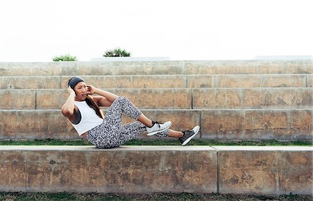 simsearch:649-06164827,k - Young woman exercising outdoors, doing sit-ups on step, South Point Park, Miami Beach, Florida, USA Foto de stock - Sin royalties Premium, Código: 614-08983878