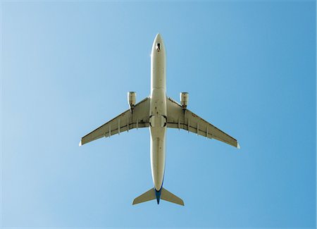 simsearch:614-08878881,k - Low angle view of airplane taking off, Schiphol, North Holland, Netherlands, Europe Fotografie stock - Premium Royalty-Free, Codice: 614-08990234