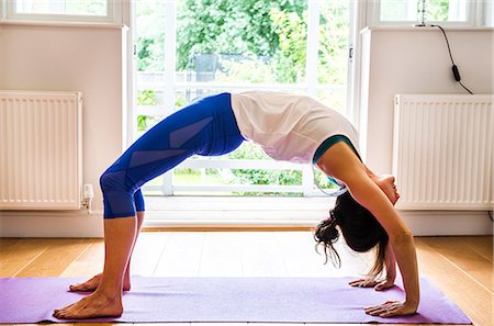 simsearch:614-08875951,k - Woman bending over backwards in yoga position Photographie de stock - Premium Libres de Droits, Code: 614-08990242