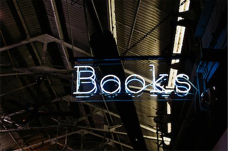 simsearch:614-02004637,k - Illuminated neon bookshop sign at night, New York, USA Photographie de stock - Premium Libres de Droits, Code: 614-08990299