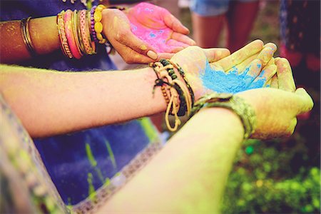 Pink and blue chalk cupped in young couples hands at festival Photographie de stock - Premium Libres de Droits, Code: 614-08990440