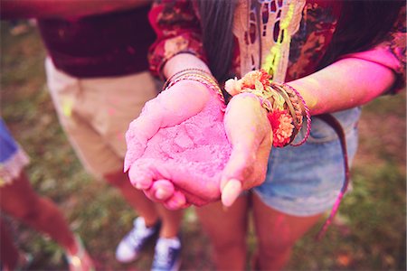 Pink chalk cupped in young woman's hands at festival Fotografie stock - Premium Royalty-Free, Codice: 614-08990442